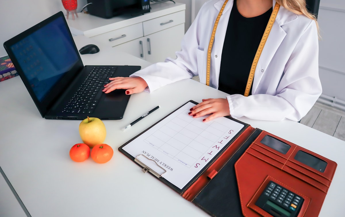 Nutrizionista professionista che prepara piani pasti personalizzati